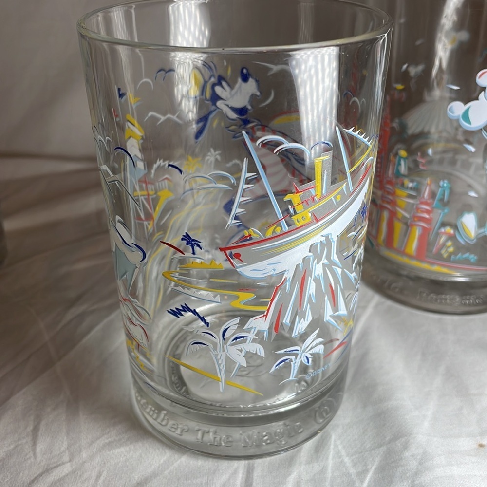 4 Walt Disney World collectible glassware - Picture 3 of 6